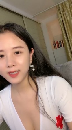 9分颜值气质美女！炮友又来操逼了！性感大奶吊带白丝，乳推吃大屌，大肥臀骑乘位扭腰 截图9