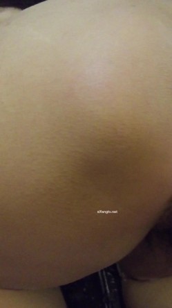 【最新极品流出】00年小炮友灌醉尽情发泄 各种玩弄 深喉灌肠 摁倒沙发疯狂深喉口爆 最后干吐了 完美露脸 高清720P版 截图9