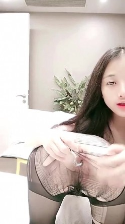 超清纯颜值姐妹花【中篇】双女大尺度秀，黑丝美臀翘起扭动，上下叠罗汉塞着棉棒，手指互插菊花，一起掰穴特写非常诱人 截图4