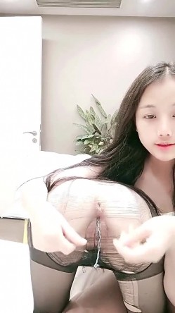 超清纯颜值姐妹花【中篇】双女大尺度秀，黑丝美臀翘起扭动，上下叠罗汉塞着棉棒，手指互插菊花，一起掰穴特写非常诱人 截图5