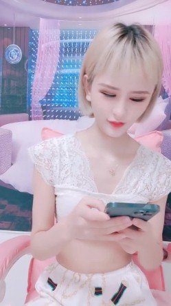 金色短头发的气质妹子，手指自慰，抠逼，掰开粉穴，清晰可见尿道口 截图1