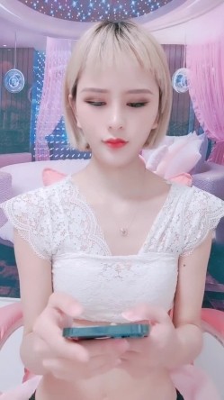 金色短头发的气质妹子，手指自慰，抠逼，掰开粉穴，清晰可见尿道口 截图2