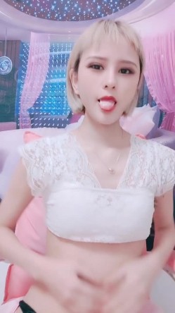 金色短头发的气质妹子，手指自慰，抠逼，掰开粉穴，清晰可见尿道口 截图3