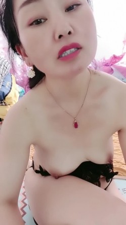 熟女的风情诱惑，全程露脸黑丝高跟情趣装，伸着舌头要舔狼友大鸡巴，揉奶玩逼掰开等狼友来草，逼逼饥渴难耐 截图12