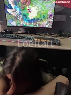 专约清纯学妹大神『Loeftart』 一边玩游戏 一边清纯校花口爆，小骚货太敏感了 小穴一模就喷水了！太反差了 截图2
