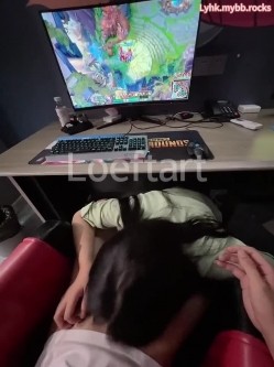专约清纯学妹大神『Loeftart』 一边玩游戏 一边清纯校花口爆，小骚货太敏感了 小穴一模就喷水了！太反差了 截图3