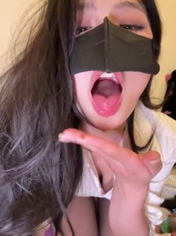 ️极品反差骚母狗【Olivia_11】淫荡骚御姐丝袜骚脚足交口交假屌骚浪至极 截图3