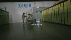 国内【水上乐园】换衣间沐浴区近景偷拍 美女如云淋浴换衣好身材一览无余 截图2