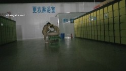 国内【水上乐园】换衣间沐浴区近景偷拍 美女如云淋浴换衣好身材一览无余 截图3