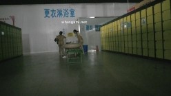 国内【水上乐园】换衣间沐浴区近景偷拍 美女如云淋浴换衣好身材一览无余 截图4