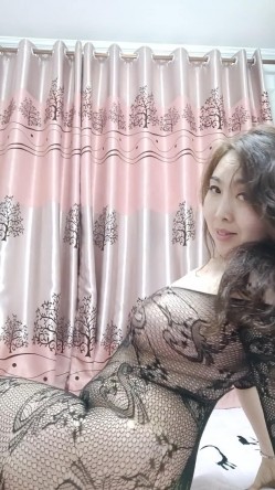 火爆全网极品露脸人妻熟女，肚皮舞老师【柏X彤】绝密私拍，肤白奶大肥臀裸舞啪啪，相当炸裂 截图4