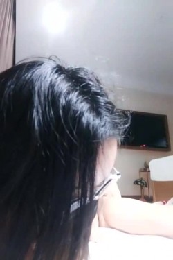 中年大叔激情不减当年玩起了双飞，两个小骚货很配合，一个口交玩着另一个的逼，轮流压在身下爆草还捏着骚逼的奶子 截图10