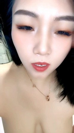 良家骚人妻深夜兼职直播赚外快，全程露脸高跟诱惑，揉奶玩逼特写展示，跳蛋塞逼里抽插自慰，浪叫呻吟不止 截图2