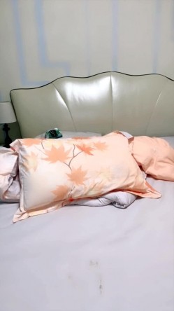 良家骚人妻深夜兼职直播赚外快，全程露脸高跟诱惑，揉奶玩逼特写展示，跳蛋塞逼里抽插自慰，浪叫呻吟不止 截图11