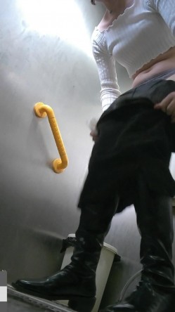 大神潜入师范学院WC隔间褕拍各种青春靓丽学生妹、女教 截图4