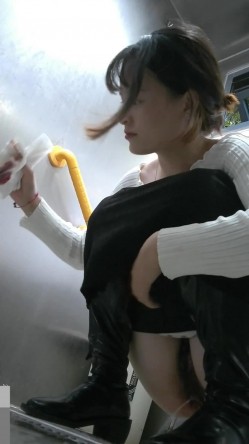 大神潜入师范学院WC隔间褕拍各种青春靓丽学生妹、女教 截图5