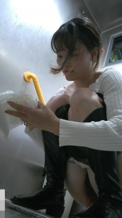 大神潜入师范学院WC隔间褕拍各种青春靓丽学生妹、女教 截图6