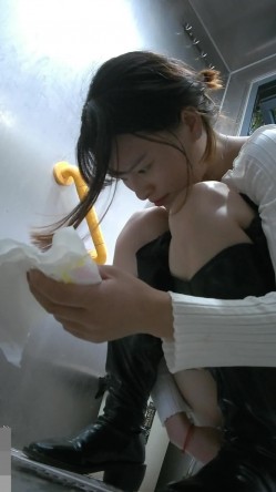 大神潜入师范学院WC隔间褕拍各种青春靓丽学生妹、女教 截图7