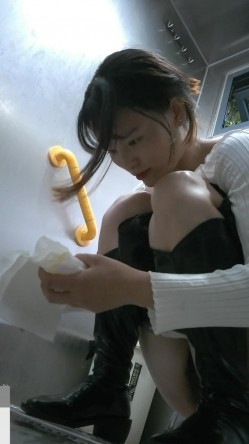 大神潜入师范学院WC隔间褕拍各种青春靓丽学生妹、女教 截图8