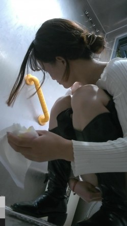 大神潜入师范学院WC隔间褕拍各种青春靓丽学生妹、女教 截图9