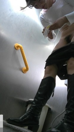 大神潜入师范学院WC隔间褕拍各种青春靓丽学生妹、女教 截图12