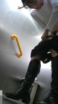 大神潜入师范学院WC隔间褕拍各种青春靓丽学生妹、女教 截图13