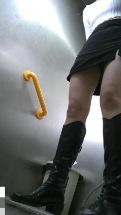 大神潜入师范学院WC隔间褕拍各种青春靓丽学生妹、女教 截图15