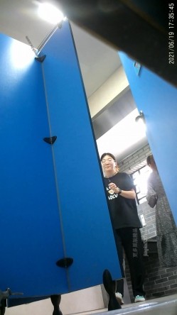 牛逼坑神专搞气质小姐姐某美女如云场所女公厕全景偸拍数位靓妹方便逼脸同框有极品B 截图1