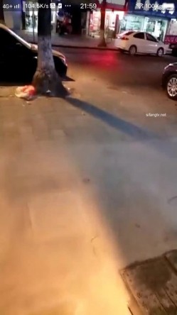 高颜值小美女 服装店跳蛋自慰真空揉奶，中间还跑出去跟理发店对骂不要仍垃圾在那里，骂完回来继续发骚秀奶！ 截图5