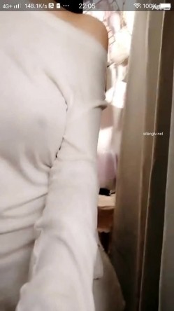 高颜值小美女 服装店跳蛋自慰真空揉奶，中间还跑出去跟理发店对骂不要仍垃圾在那里，骂完回来继续发骚秀奶！ 截图6