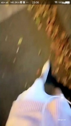 高颜值小美女 服装店跳蛋自慰真空揉奶，中间还跑出去跟理发店对骂不要仍垃圾在那里，骂完回来继续发骚秀奶！ 截图15