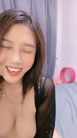 D罩杯极度风骚御姐喜欢玩诱惑，透视装黑丝揉捏大白奶子，拨开内裤掰开小穴，手指快速拨弄阴蒂浪叫 截图11