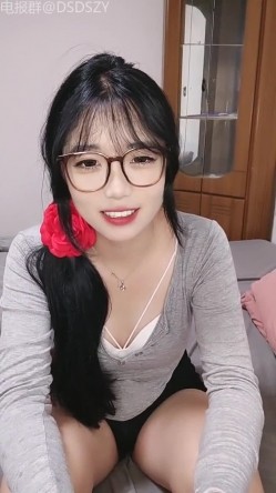 ️极品萌妹【06年小甜甜】颜值姐妹相互调教，露脸揉奶道具自慰 截图1