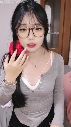 ️极品萌妹【06年小甜甜】颜值姐妹相互调教，露脸揉奶道具自慰 截图2