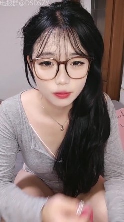 ️极品萌妹【06年小甜甜】颜值姐妹相互调教，露脸揉奶道具自慰 截图9