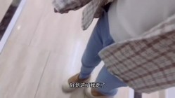 【背轮师德】奶气草莓 - 舞蹈老师穿蓝色开档牛仔裤露出 发情了直接在楼梯打炮 快高潮老公来电话 边接边榨精浇筑子宫 截图1