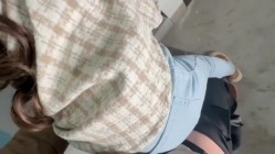 【背轮师德】奶气草莓 - 舞蹈老师穿蓝色开档牛仔裤露出 发情了直接在楼梯打炮 快高潮老公来电话 边接边榨精浇筑子宫 截图6