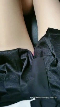 制服高跟丝袜小可爱逼里塞个跳弹从车上就勾搭小哥到宾馆开房，自慰骚逼浪叫勾引口交大鸡巴，衣服都没脱就干 截图1