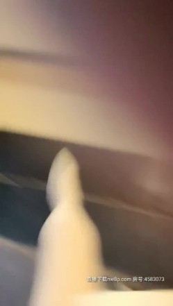 制服高跟丝袜小可爱逼里塞个跳弹从车上就勾搭小哥到宾馆开房，自慰骚逼浪叫勾引口交大鸡巴，衣服都没脱就干 截图2