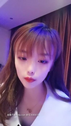 制服高跟丝袜小可爱逼里塞个跳弹从车上就勾搭小哥到宾馆开房，自慰骚逼浪叫勾引口交大鸡巴，衣服都没脱就干 截图13
