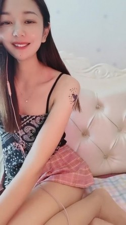 说话温柔极品美女，肉丝短裙撕裆，翘起屁股手指轻轻插入，跳蛋震动骚穴，低低呻吟好听 截图2