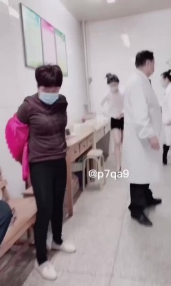 【新奇刺激女神露出】超极品反差女神『浅浅』露出界天花板 带狐狸尾巴极限户外公众场所露出 性感女神极限反差 截图9