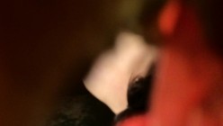 简陋出租房公共卫生间门上挖个洞偷拍妹子洗澡 截图1