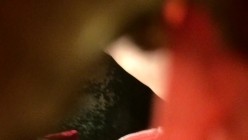 简陋出租房公共卫生间门上挖个洞偷拍妹子洗澡 截图2