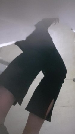 高手潜入夜店躲藏女厕障碍物做掩护现场实拍各种丝袜蕾丝内裤大长腿美眉方便气质不输明星美女先吐后尿 截图1