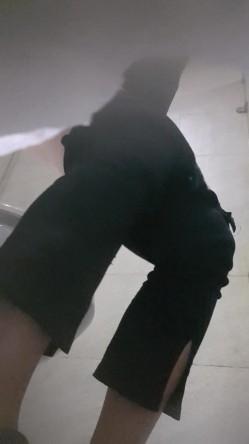 高手潜入夜店躲藏女厕障碍物做掩护现场实拍各种丝袜蕾丝内裤大长腿美眉方便气质不输明星美女先吐后尿 截图2
