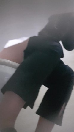 高手潜入夜店躲藏女厕障碍物做掩护现场实拍各种丝袜蕾丝内裤大长腿美眉方便气质不输明星美女先吐后尿 截图3