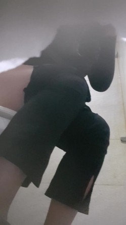 高手潜入夜店躲藏女厕障碍物做掩护现场实拍各种丝袜蕾丝内裤大长腿美眉方便气质不输明星美女先吐后尿 截图4