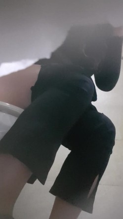 高手潜入夜店躲藏女厕障碍物做掩护现场实拍各种丝袜蕾丝内裤大长腿美眉方便气质不输明星美女先吐后尿 截图5