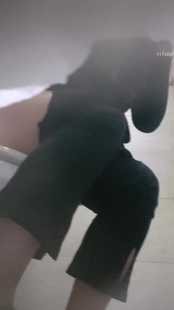 高手潜入夜店躲藏女厕障碍物做掩护现场实拍各种丝袜蕾丝内裤大长腿美眉方便气质不输明星美女先吐后尿 截图6